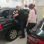 31.01.2021. Skarżysko-Kamienna. Punkt doboru fotelików drive-in / Anna Głąb / Radio Kielce