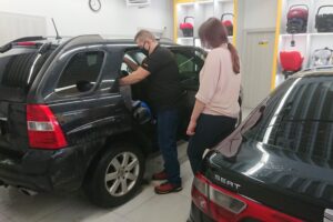 31.01.2021. Skarżysko-Kamienna. Punkt doboru fotelików drive-in / Anna Głąb / Radio Kielce