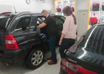 31.01.2021. Skarżysko-Kamienna. Punkt doboru fotelików drive-in / Anna Głąb / Radio Kielce