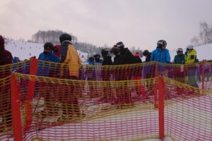 30.01.2021. Bałtów. Zajęcia edukacyjne na zaśnieżonym obiekcie / Anna Głąb / Radio Kielce