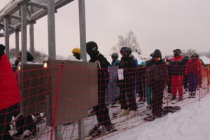 30.01.2021. Bałtów. Zajęcia edukacyjne na zaśnieżonym obiekcie / Anna Głąb / Radio Kielce