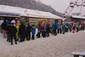 30.01.2021. Bałtów. Zajęcia edukacyjne na zaśnieżonym obiekcie / Anna Głąb / Radio Kielce