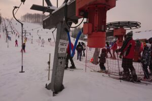 30.01.2021. Bałtów. Zajęcia edukacyjne na zaśnieżonym obiekcie / Anna Głąb / Radio Kielce