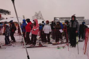 30.01.2021. Bałtów. Zajęcia edukacyjne na zaśnieżonym obiekcie / Anna Głąb / Radio Kielce