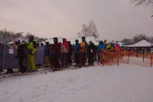 30.01.2021. Bałtów. Zajęcia edukacyjne na zaśnieżonym obiekcie / Anna Głąb / Radio Kielce