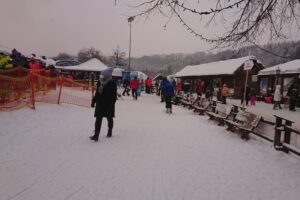 30.01.2021. Bałtów. Zajęcia edukacyjne na zaśnieżonym obiekcie / Anna Głąb / Radio Kielce