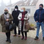 04.01.2021. Wodzisław. Odsłonięcie tablic. Na zdjęciu: członkowie Towarzystwa Przyjaciół Wodzisławia / Ewa Pociejowska-Gawęda / Radio Kielce