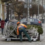 11.01.2021. Kielce. Demontaż świątecznych iluminacji / Piotr Kwaśniewski / Radio Kielce