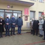 04.01.2021. Wodzisław. Odsłonięcie tablic. Na zdjęciu (od lewej): Dominik Łukasik - burmistrz Wodzisławia, Anna Krupka - wiceminister sportu, Rafał Nowak - wicewojewoda świętokrzyski, Paweł Faryna - starosta jędrzejowski, Leszek Krzelowski - przewodniczący Rady Miejskiej w Wodzisławiu, Teresa Szwaczka -  prezes Towarzystwa Przyjaciół Wodzisławia i Wojciech Gądek - sołtys Wodzisławia / Ewa Pociejowska-Gawęda / Radio Kielce