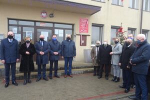 04.01.2021. Wodzisław. Odsłonięcie tablic. Na zdjęciu (od lewej): Dominik Łukasik - burmistrz Wodzisławia, Anna Krupka - wiceminister sportu, Rafał Nowak - wicewojewoda świętokrzyski, Paweł Faryna - starosta jędrzejowski, Leszek Krzelowski - przewodniczący Rady Miejskiej w Wodzisławiu, Teresa Szwaczka - prezes Towarzystwa Przyjaciół Wodzisławia i Wojciech Gądek - sołtys Wodzisławia / Ewa Pociejowska-Gawęda / Radio Kielce