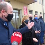 04.01.2021. Wodzisław. Odsłonięcie tablic. Na zdjęciu (od lewej): Dominik Łukasik - burmistrz Wodzisławia, Anna Krupka - wiceminister sportu, Rafał Nowak - wicewojewoda świętokrzyski, Paweł Faryna - starosta jędrzejowski, Leszek Krzelowski - przewodniczący Rady Miejskiej w Wodzisławiu i Teresa Szwaczka -  prezes Towarzystwa Przyjaciół Wodzisławia / Ewa Pociejowska-Gawęda / Radio Kielce