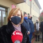 04.01.2021. Wodzisław. Odsłonięcie tablic. Na zdjęciu (od lewej): Anna Krupka - wiceminister sportu, Rafał Nowak - wicewojewoda świętokrzyski, Paweł Faryna - starosta jędrzejowski, Leszek Krzelowski - przewodniczący Rady Miejskiej w Wodzisławiu, Teresa Szwaczka -  prezes Towarzystwa Przyjaciół Wodzisławia i Wojciech Gądek - sołtys Wodzisławia / Ewa Pociejowska-Gawęda / Radio Kielce