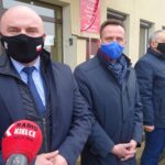 04.01.2021. Wodzisław. Odsłonięcie tablic. Na zdjęciu (od lewej): Rafał Nowak - wicewojewoda świętokrzyski, Paweł Faryna - starosta jędrzejowski, Leszek Krzelowski - przewodniczący Rady Miejskiej w Wodzisławiu i Teresa Szwaczka -  prezes Towarzystwa Przyjaciół Wodzisławia / Ewa Pociejowska-Gawęda / Radio Kielce