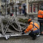 11.01.2021. Kielce. Demontaż świątecznych iluminacji / Piotr Kwaśniewski / Radio Kielce