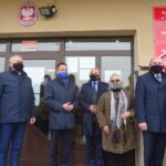 04.01.2021. Wodzisław. Odsłonięcie tablic. Na zdjęciu (od lewej): Wojciech Gądek - sołtys Wodzisławia, Leszek Krzelowski - przewodniczący Rady Miejskiej w Wodzisławiu, Paweł Faryna - starosta jędrzejowski, Rafał Nowak - wicewojewoda świętokrzyski, Teresa Szwaczka -  prezes Towarzystwa Przyjaciół Wodzisławia, Dominik Łukasik - burmistrz Wodzisława i Anna Krupka - wiceminister sportu / Ewa Pociejowska-Gawęda / Radio Kielce