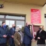 04.01.2021. Wodzisław. Odsłonięcie tablic. Na zdjęciu (od lewej): Leszek Krzelowski - przewodniczący Rady Miejskiej w Wodzisławiu, Paweł Faryna - starosta jędrzejowski, Rafał Nowak - wicewojewoda świętokrzyski, Teresa Szwaczka -  prezes Towarzystwa Przyjaciół Wodzisławia, Dominik Łukasik - burmistrz Wodzisława i Anna Krupka - wiceminister sportu / Ewa Pociejowska-Gawęda / Radio Kielce