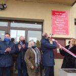 04.01.2021. Wodzisław. Odsłonięcie tablic. Na zdjęciu (od lewej): Leszek Krzelowski - przewodniczący Rady Miejskiej w Wodzisławiu, Paweł Faryna - starosta jędrzejowski, Rafał Nowak - wicewojewoda świętokrzyski, Teresa Szwaczka -  prezes Towarzystwa Przyjaciół Wodzisławia, Dominik Łukasik - burmistrz Wodzisława i Anna Krupka - wiceminister sportu / Ewa Pociejowska-Gawęda / Radio Kielce