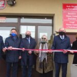 04.01.2021. Wodzisław. Odsłonięcie tablic. Na zdjęciu (od lewej): Leszek Krzelowski - przewodniczący Rady Miejskiej w Wodzisławiu, Paweł Faryna - starosta jędrzejowski, Rafał Nowak - wicewojewoda świętokrzyski, Teresa Szwaczka -  prezes Towarzystwa Przyjaciół Wodzisławia, Dominik Łukasik - burmistrz Wodzisława i Anna Krupka - wiceminister sportu / Ewa Pociejowska-Gawęda / Radio Kielce