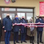 04.01.2021. Wodzisław. Odsłonięcie tablic. Na zdjęciu (od lewej): Wojciech Gądek - sołtys Wodzisławia, Leszek Krzelowski - przewodniczący Rady Miejskiej w Wodzisławiu, Paweł Faryna - starosta jędrzejowski, Rafał Nowak - wicewojewoda świętokrzyski, Teresa Szwaczka -  prezes Towarzystwa Przyjaciół Wodzisławia, Dominik Łukasik - burmistrz Wodzisława i Anna Krupka - wiceminister sportu / Ewa Pociejowska-Gawęda / Radio Kielce