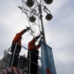 11.01.2021. Kielce. Demontaż świątecznych iluminacji / Piotr Kwaśniewski / Radio Kielce