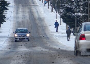 13.01.2021. Zima - droga powiatowa w Skroniowie / Ewa Pociejowska-Gawęda / Radio Kielce