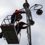 11.01.2021. Kielce. Demontaż świątecznych iluminacji / Piotr Kwaśniewski / Radio Kielce