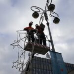 11.01.2021. Kielce. Demontaż świątecznych iluminacji / Piotr Kwaśniewski / Radio Kielce