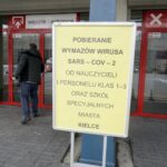 11.01.2021. Kielce. Świętokrzyski Szpital Tymczasowy. Pobieranie wymazów wirusa Sars-COV-2 od nauczycieli i personelu klas 1-3 oraz szkół specjalnych miasta Kielce / Piotr Kwaśniewski / Radio Kielce