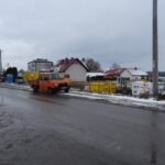 27.01.2021 Złotniki gmina Małogoszcz. Wjazd na plac budowy sklepu i zabrudzony chodnik / Ewa Pociejowska-Gawęda / Radio Kielce