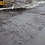 27.01.2021 Złotniki gmina Małogoszcz. Wjazd na plac budowy sklepu i zabrudzony chodnik / Ewa Pociejowska-Gawęda / Radio Kielce