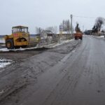 27.01.2021 Złotniki gmina Małogoszcz. Wjazd na plac budowy sklepu i zabrudzony chodnik / Ewa Pociejowska-Gawęda / Radio Kielce