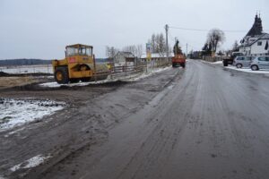 27.01.2021 Złotniki gmina Małogoszcz. Wjazd na plac budowy sklepu i zabrudzony chodnik / Ewa Pociejowska-Gawęda / Radio Kielce