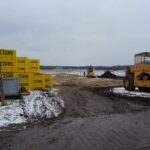 27.01.2021 Złotniki gmina Małogoszcz. Wjazd na plac budowy sklepu i zabrudzony chodnik / Ewa Pociejowska-Gawęda / Radio Kielce