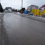 27.01.2021 Złotniki gmina Małogoszcz. Wjazd na plac budowy sklepu i zabrudzony chodnik / Ewa Pociejowska-Gawęda / Radio Kielce