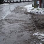 27.01.2021 Złotniki gmina Małogoszcz. Wjazd na plac budowy sklepu  i zabrudzony chodnik / Ewa Pociejowska-Gawęda / Radio Kielce