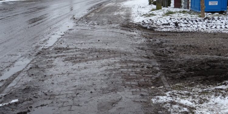 27.01.2021 Złotniki gmina Małogoszcz. Wjazd na plac budowy sklepu  i zabrudzony chodnik / Ewa Pociejowska-Gawęda / Radio Kielce