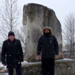 31.01.2021 Osowa. Pomnik upamiętniający Polaków pomordowanych przez Niemców. Na zdjęciu (od lewej): Janusz Bętkowski - dyrektor Szkoły Podstawowej w Miąsowej i Marek Godlewski - regionalista / Ewa Pociejowska-Gawęda / Radio Kielce