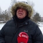 31.01.2021 Osowa. Pomnik upamiętniający Polaków pomordowanych przez Niemców. Na zdjęciu: Marek Godlewski - regionalista / Ewa Pociejowska-Gawęda / Radio Kielce