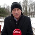 31.01.2021 Osowa. Pomnik upamiętniający Polaków pomordowanych przez Niemców. Na zdjęciu: Janusz Bętkowski - dyrektor Szkoły Podstawowej w Miąsowej / Ewa Pociejowska-Gawęda / Radio Kielce