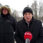 31.01.2021 Osowa. Pomnik upamiętniający Polaków pomordowanych przez Niemców. Na zdjęciu (od lewej): Marek Godlewski - regionalista i Janusz Bętkowski - dyrektor Szkoły Podstawowej w Miąsowej / Ewa Pociejowska-Gawęda / Radio Kielce