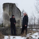 31.01.2021 Osowa. Pomnik upamiętniający Polaków pomordowanych przez Niemców. Na zdjęciu (od lewej): Janusz Bętkowski - dyrektor Szkoły Podstawowej w Miąsowej i Marek Godlewski - regionalista / Ewa Pociejowska-Gawęda / Radio Kielce