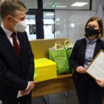 29.01.2021 Sędziszów. Wręczenie nagród w konkursie GUS. Na zdjęciu (od lewej): Wacław Szarek - burmistrz Sędziszowa i Agnieszka Piotrowska-Piątek - dyrektor Urzędu Statystycznego w Kielcach / Ewa Pociejowska-Gawęda / Radio Kielce