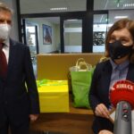 29.01.2021 Sędziszów. Wręczenie nagród w konkursie GUS. Na zdjęciu (od lewej): Wacław Szarek - burmistrz Sędziszowa i Agnieszka Piotrowska-Piątek - dyrektor Urzędu Statystycznego w Kielcach / Ewa Pociejowska-Gawęda / Radio Kielce