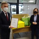 29.01.2021 Sędziszów. Wręczenie nagród w konkursie GUS. Na zdjęciu (od lewej): Wacław Szarek - burmistrz Sędziszowa i Agnieszka Piotrowska-Piątek - dyrektor Urzędu Statystycznego w Kielcach / Ewa Pociejowska-Gawęda / Radio Kielce