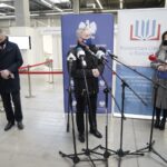 11.01.2021. Kielce. Konferencja prasowa wojewody świętokrzyskiego. Na zdjęciu (od lewej): Zbigniew Koniusz - wojewoda świętokrzyski, Kazimierz Mądzik - świętokrzyski kurator oświaty i Marzena Chodakowska - Świętokrzyski Urząd Wojewódzki / Piotr Kwaśniewski / Radio Kielce