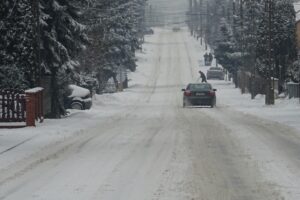 30.01.2021 Skroniów. Droga powiatowa. Trudne warunki na trasach powiatu jędrzejowskiego / Ewa Pociejowska-Gawęda / Radio Kielce