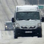 30.01.2021 Jędrzejów. Ulica Przemysłowa. Trudne warunki na trasach powiatu jędrzejowskiego / Ewa Pociejowska-Gawęda / Radio Kielce