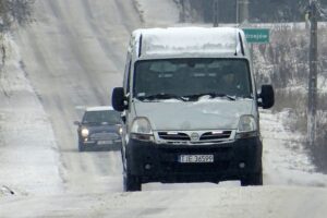 30.01.2021 Jędrzejów. Ulica Przemysłowa. Trudne warunki na trasach powiatu jędrzejowskiego / Ewa Pociejowska-Gawęda / Radio Kielce