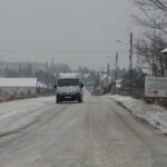 30.01.2021 Jędrzejów. Ulica Przemysłowa. Trudne warunki na trasach powiatu jędrzejowskiego / Ewa Pociejowska-Gawęda / Radio Kielce