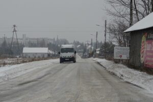 30.01.2021 Jędrzejów. Ulica Przemysłowa. Trudne warunki na trasach powiatu jędrzejowskiego / Ewa Pociejowska-Gawęda / Radio Kielce